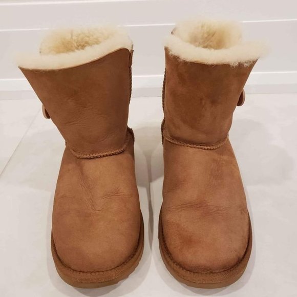 Women's UGG Bailey Button II Boot, size 6 - Picture 1 of 10